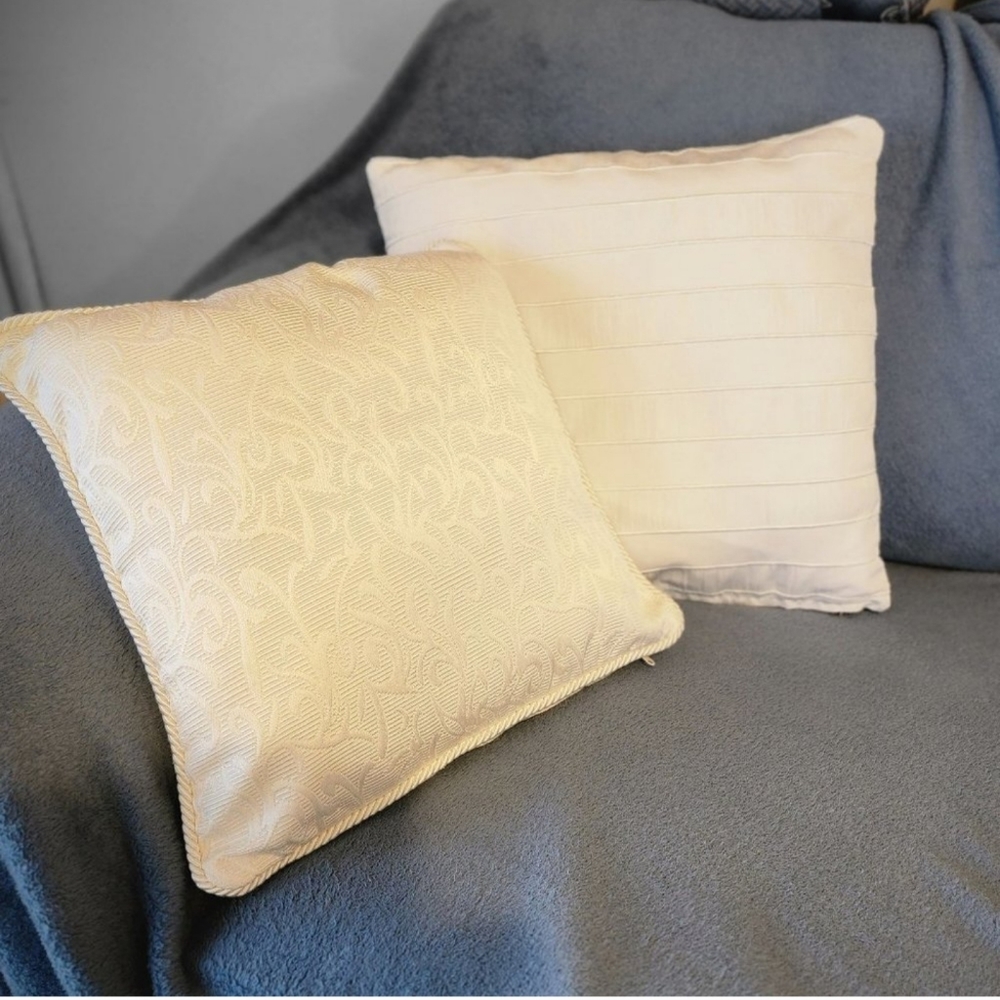 AS NEW 2x 40cm square cream colour cushions w removal covers - Picture 1 of 6